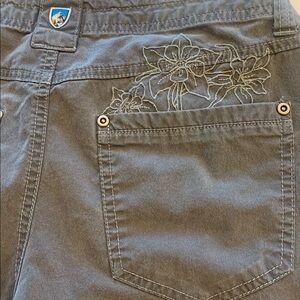 Kuhl Women’s Charcoal Kendra Capri Pants outdoor hiking flower embroidery size 6